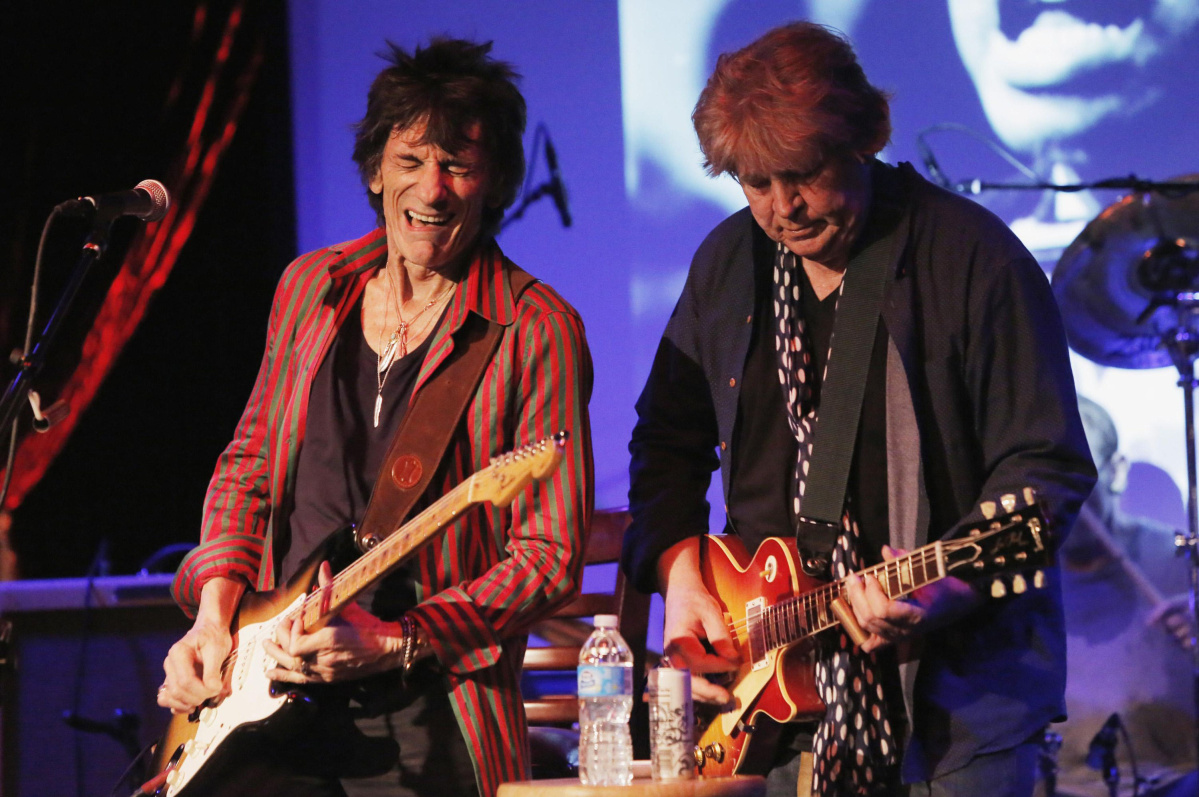 Ronnie Wood (L), of the Rolling Stones, and Mick Taylor perform at The Cutting Room in New York November 7, 2013. Wood performed a rare show at the Cutting Room to play the music of Jimmy Reed. Wood was joined by Taylor, Al Kooper and Simon Kirke. REUTERS/Andrew Kelly (UNITED STATES - Tags: ENTERTAINMENT)